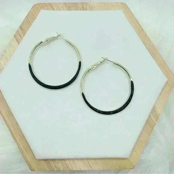 Chicque Boho 14K Gold-Plated Enamel Hoop Earrings Black dipped - Picture 5 of 6